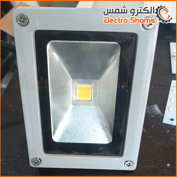 تعمیر و تعویض چیپ پرژکتور ۱۰ وات در الکترو شمس